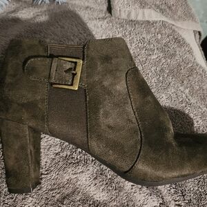 Like new Aerosoles boots sz 9 3"heel comfortable dark olive green beautiful